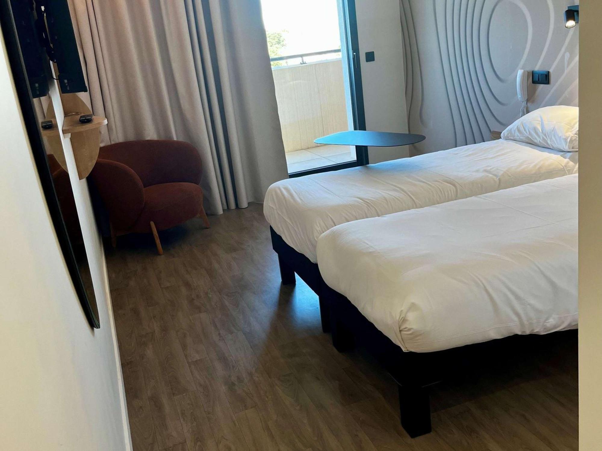 Отель Ibis Styles Cabries Aix-En-Provence Tgv Экстерьер фото