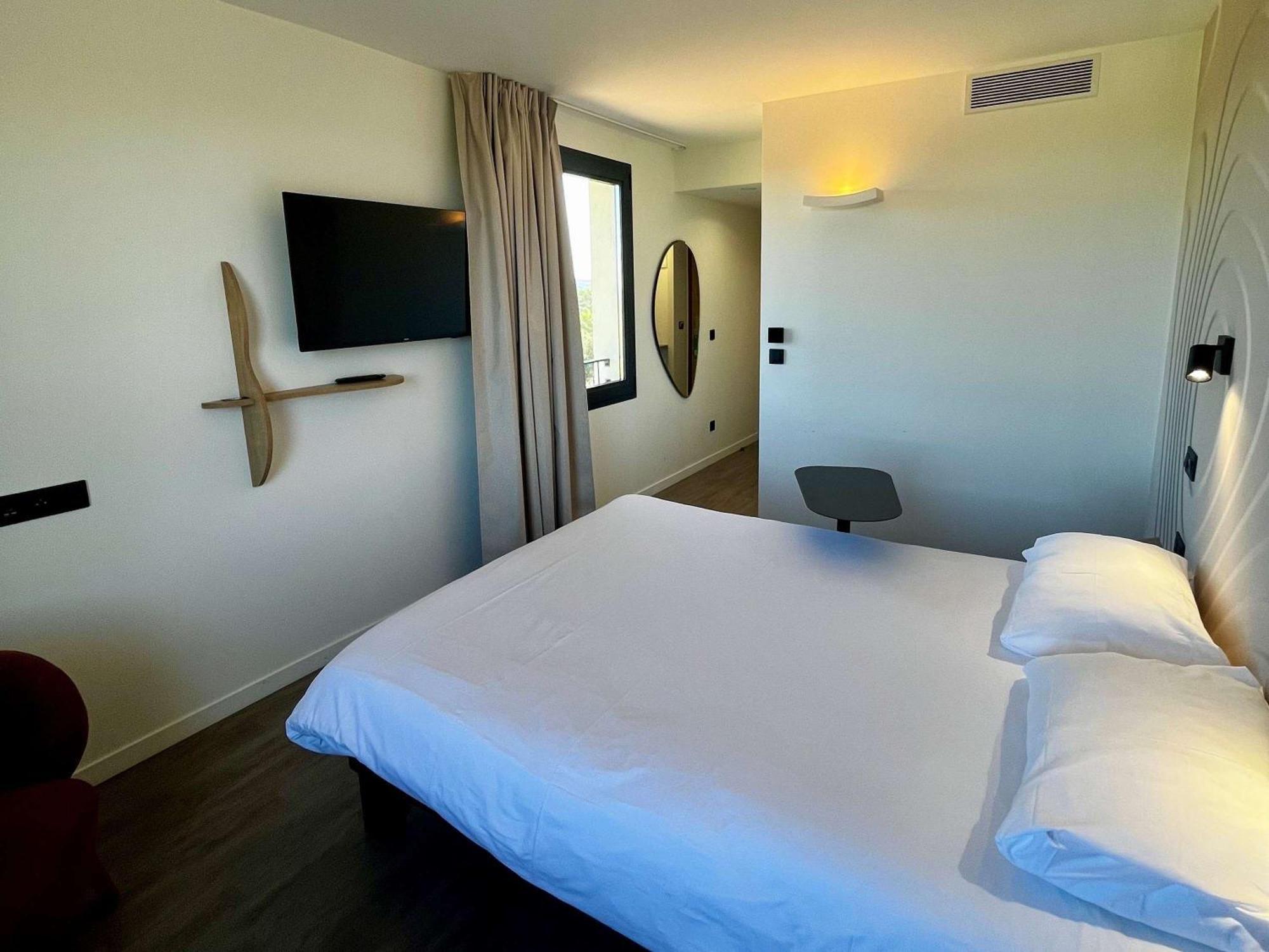 Отель Ibis Styles Cabries Aix-En-Provence Tgv Экстерьер фото