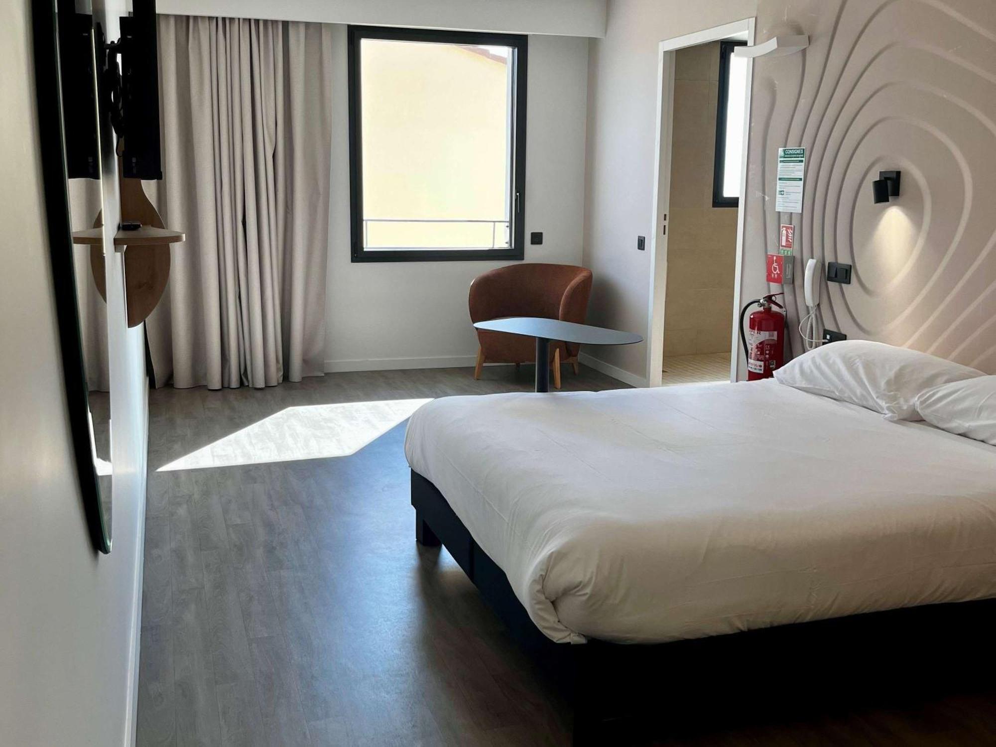 Отель Ibis Styles Cabries Aix-En-Provence Tgv Экстерьер фото