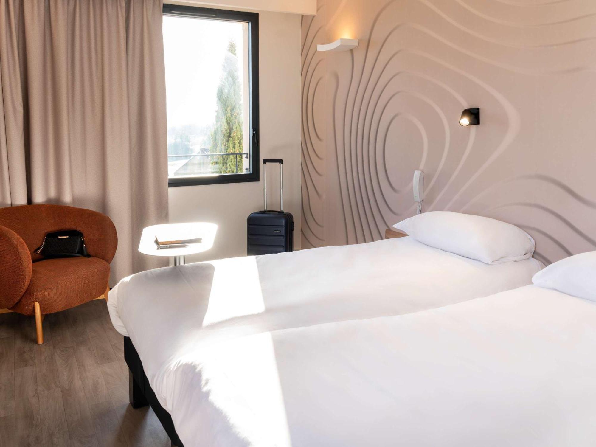 Отель Ibis Styles Cabries Aix-En-Provence Tgv Экстерьер фото