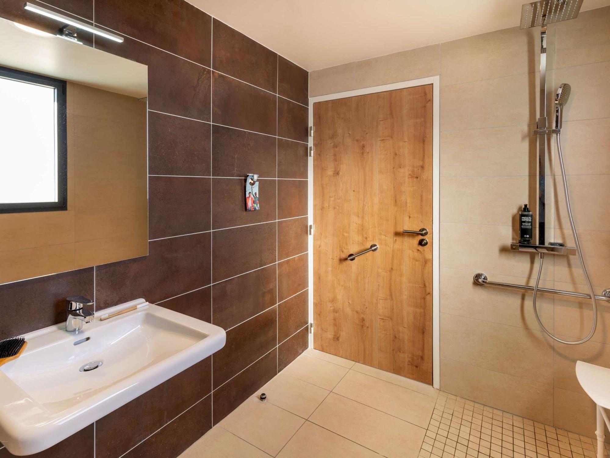 Отель Ibis Styles Cabries Aix-En-Provence Tgv Экстерьер фото