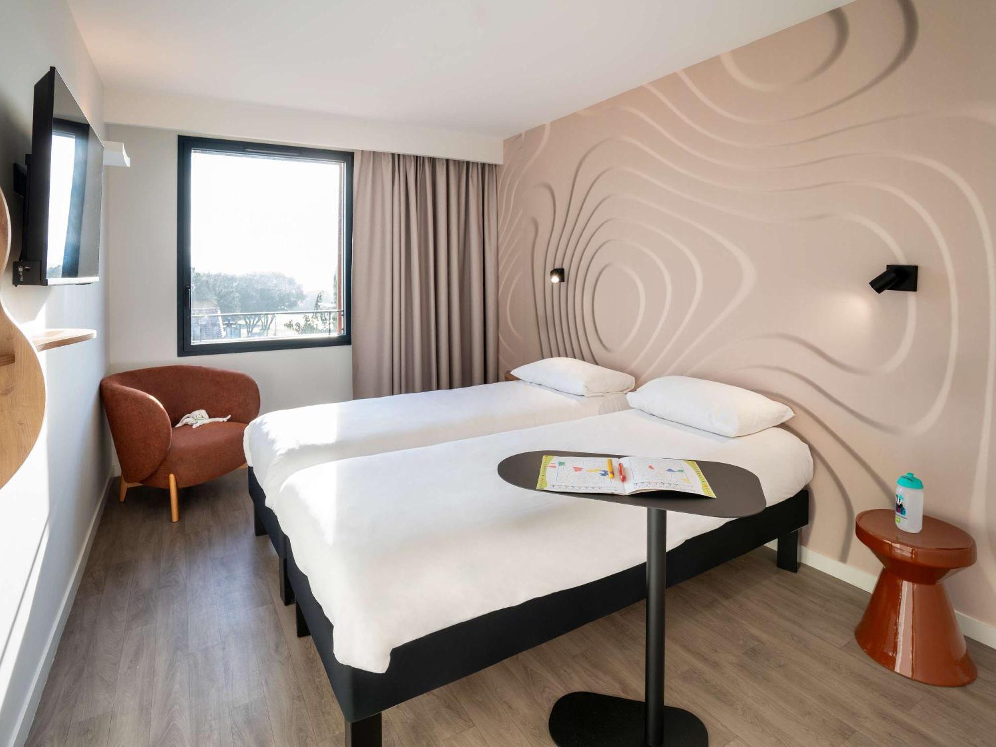 Отель Ibis Styles Cabries Aix-En-Provence Tgv Экстерьер фото